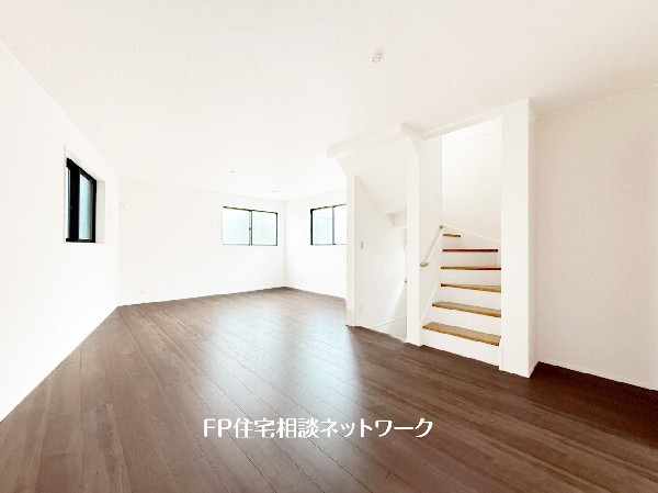 オープンな空間を生み出す、広がりとゆとり。家族と過ごす時間を大切にしたい方にぴったりのゆとりある住空間です。日差しがリビングの隅々までしっかりと届きます。