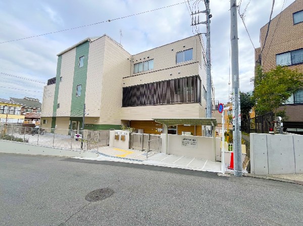 周辺環境:土橋保育園(園の自慢は広い園庭とテラス！戸外で身体をたくさん動かして遊んだり、畑での栽培や自然物を取り入れた遊びも楽しんでいます。)