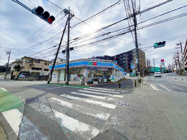 周辺環境:ローソン川崎土橋2丁目店(「マチのほっとステーション」をスローガンに掲げる通り、忙しい日々に「ほっ」とするひとときをもたらします。)