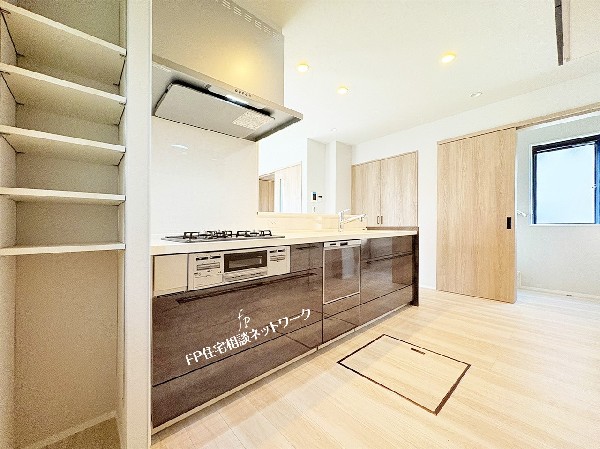 毎日使うキッチンが綺麗で清潔ならお料理を作るのも楽しくなりますよね。機能性とデザイン性を兼ね備えた嬉しいキッチン。食器洗乾燥機付きで後片付けもラクラク。環境にもママの手にも優しい設備です。