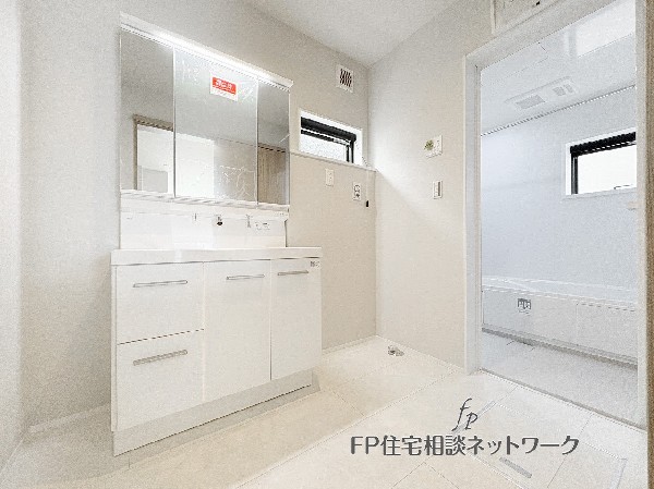 鏡の裏に収納棚を確保した三面鏡を採用。小窓付きの洗面室は、毎朝心地よい光と爽やかな風を運んでくれます。お手入れしやすいシンプルな洗面化粧台は、鏡の裏も収納です。