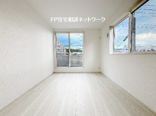 光を取り込みやすい2面採光の居室は日当良好。クローゼットの完備で収納スペースも十分。お子様にとっての「自分の部屋」。学習デスクやベッドの配置もラクラクです。