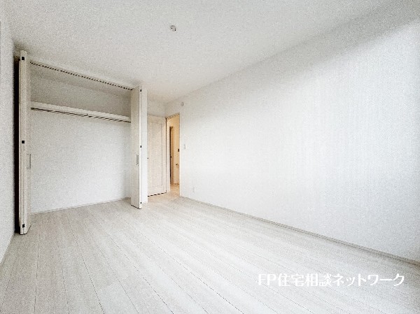 全居室には大型の収納クローゼットを完備。普段使いのお洋服や小物はもちろん、季節物のお洋服などもしっかりと整理整頓出来る。居室空間を隅々まで使えるのが嬉しい。