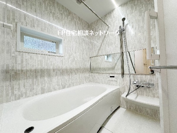 同仕様設備：ゆったり入れる一坪バス。足を伸ばして入れるサイズは一日の疲れを癒すのに嬉しい広さ。お子様と一緒の入浴でも充分な広さです。