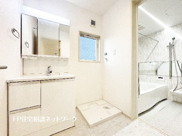 同仕様設備：鏡の裏に収納棚を確保した三面鏡を採用。化粧品や歯ブラシなどを機能的に収納。また、三面鏡の本当の利点は三枚の鏡を合わせることで、頭の側面や背面が見れること。