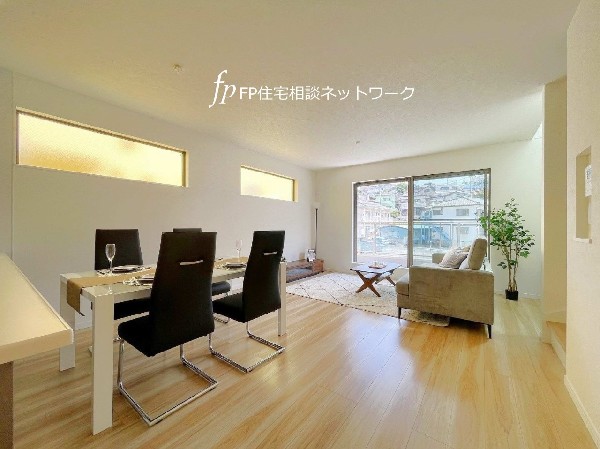 明るい陽光の射し込むリビングダイニングは、ナチュラルで落ち着いた印象。家族との寛ぎの場として、時にはお客様を招き、語らいを愉しむ迎賓の空間ともなる。