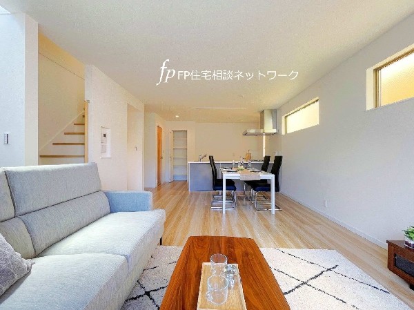 大切な家族が集まるからこそこだわりたいLDK。休日はお陽さまの光をたっぷりと取り込めるぽかぽかリビングで過ごしませんか。