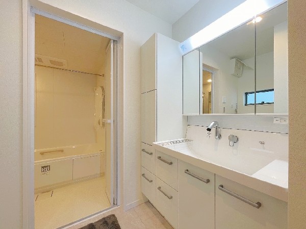 1日に何度も使う洗面化粧台。お手入れしやすい一体型ボウルと壁だし水栓。ミラー部分のほか、スライド収納も充実。