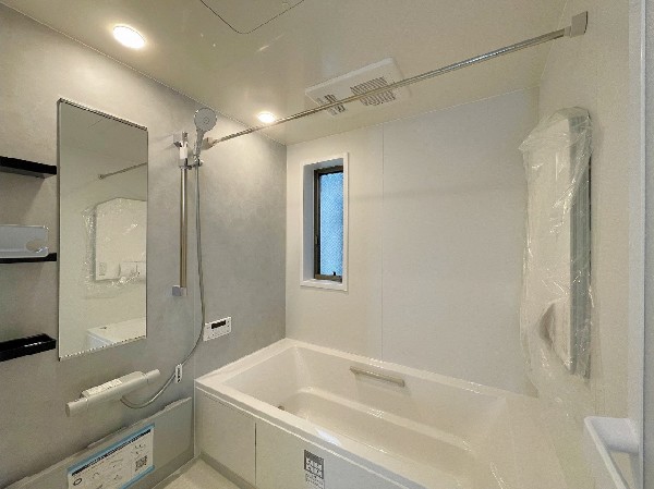 ゆったり入れる一坪バス。足を伸ばして入れるサイズは一日の疲れを癒すのに嬉しい広さ。お子様と一緒の入浴でも充分な広さです。