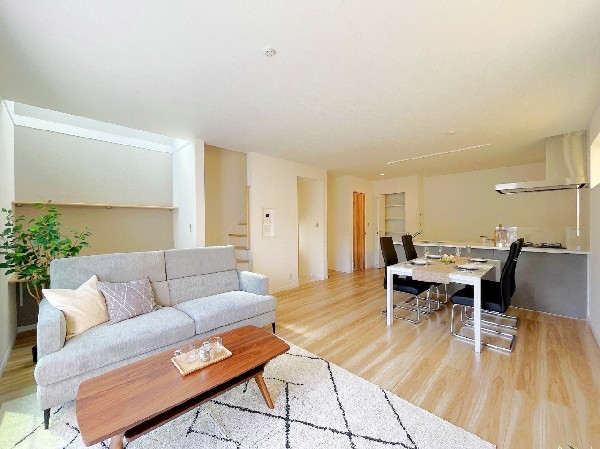 1日の中で多くの時間を過ごすことになる住まいだからこそ、いつも穏やかな空間であるように。構成する建材などへの配慮が、住まう方の健康を守ります。（写真の家具はイメージです）