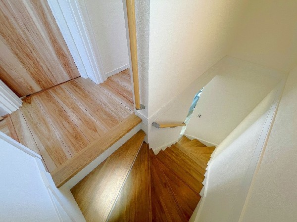 足元を明るく照らす窓のある階段は、手摺り付き。お子様やご年配の方はもちろん、お荷物を持っての移動にも助かります。