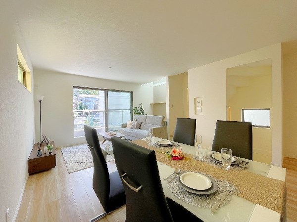 家族だんらんのスペースとなるリビング。家具の配置がしやすい広さを確保しつつ、窓が多い設計は色々な角度から光が取り込めるこだわりの間取りです。