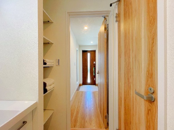 玄関を入ると洗面室があり、何よりもまず手洗いができます。ご家族と訪れる方の健康を守る大切な設備と習慣です。