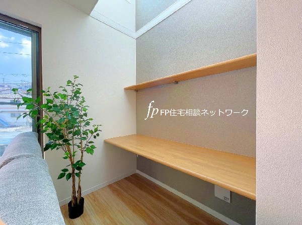 お子様のスタディスペースとして、テレワークスペースとして、いろいろな用途に活用できるカウンタースペース。「おさまりの良さ」が空間をすっきり見せる効果を引き立たせます