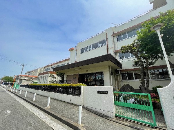 周辺環境:臨港中学校(成長の過程でより濃い時間を過ごす3年間。ここで過ごす時間は、お子様にとって、とても大切な思い出となるはずです。)