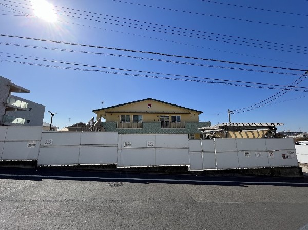 周辺環境:アスクかじがや保育園(広く開放的な保育室ではこどもたちがのびのびと好きな遊びを楽しんでいます。天気が良い日は園庭で元気いっぱい体を動かします。)