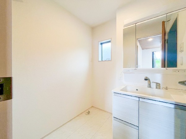 一体型の洗面台はお掃除やメンテナンスが楽です。ドラム式の洗濯機を配置しても十分なスペースを確保した設計となっております。