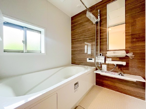 半身浴も楽しめる一坪タイプの浴室は、防カビ仕様となっており、お掃除も楽々です。半身浴も楽しめる浴槽は環境に優しい節水タイプを採用。洗い場の床は、乾きやすく滑りにくい快適使用。