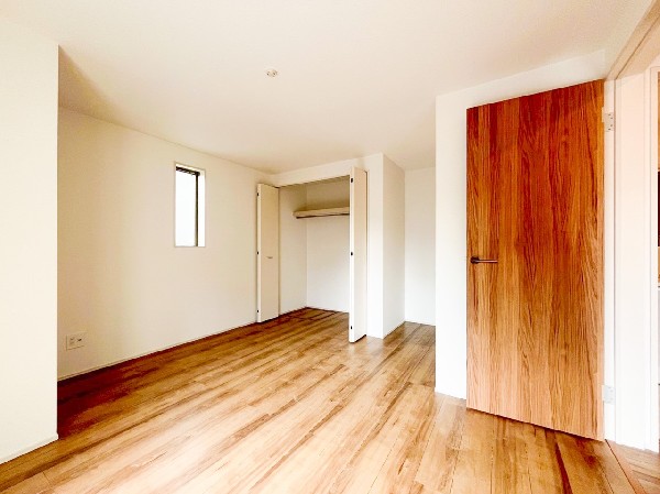 ベッドとデスクを置いてもゆとりがあり、趣味の空間や書斎としても最適。使い方次第で表情を変える、あなただけのプライベート空間を創造しませんか？