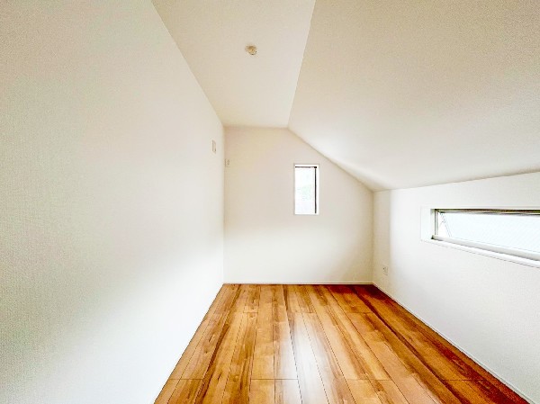 こいのぼり・ひな人形・クリスマスツリーなど季節の玩具、スキーウエア・子ども用のビニールプール・ストーブなど季節用品などをしまう場所として重宝される納戸付