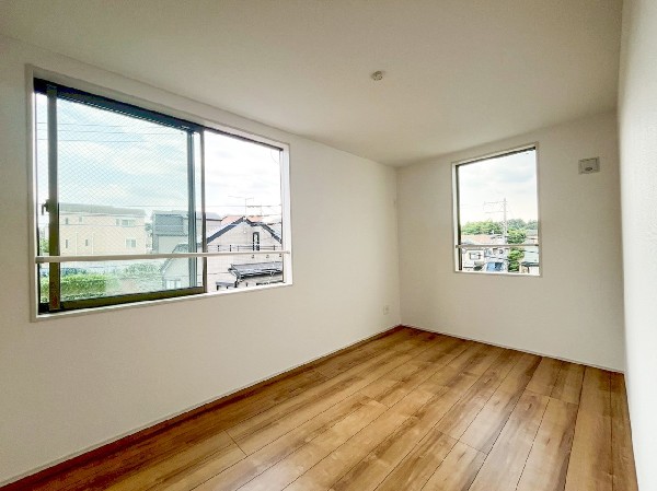 お陽さまの光を爽やかな風をたっぷり取り込めます。室内はいつも明るい印象なので気持ちの良い朝を迎えられます。毎日の生活も明るくなりそう。