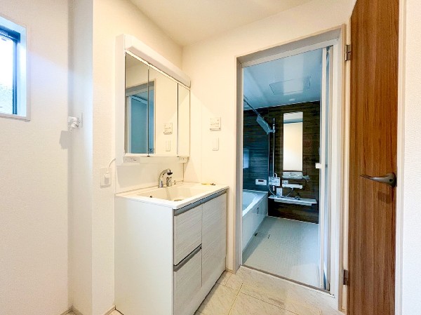 化粧品などに整理に便利な収納スペースを三面鏡の裏面に設け、カウンターまわりをすっきりと整理できます。