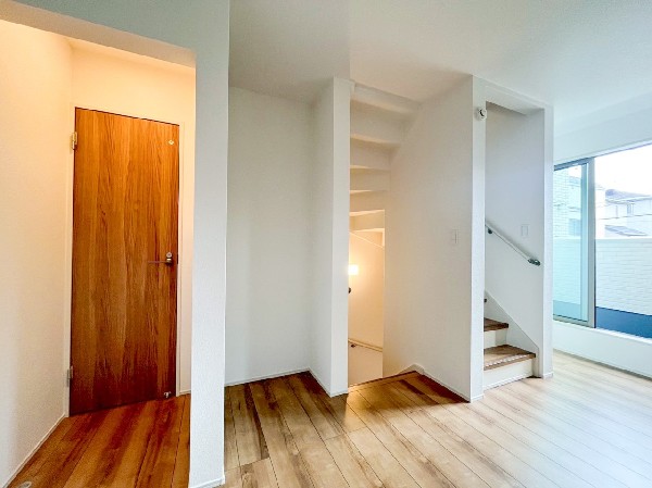 リビングでの宿題や遊びも見守りやすく、家族の気配を感じながら安心して過ごせます。コミュニケーションを大切にするご家庭にぴったりです。