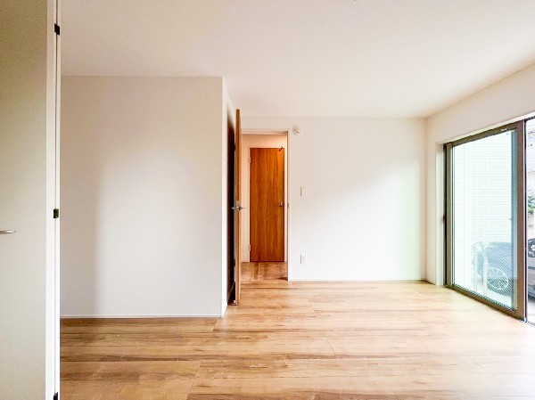 キズがつきにくく、ワックスフリーのフローリング材を採用。キズを気にせず、お掃除楽々。リビングや子ども部屋で、のびのび元気に遊べます