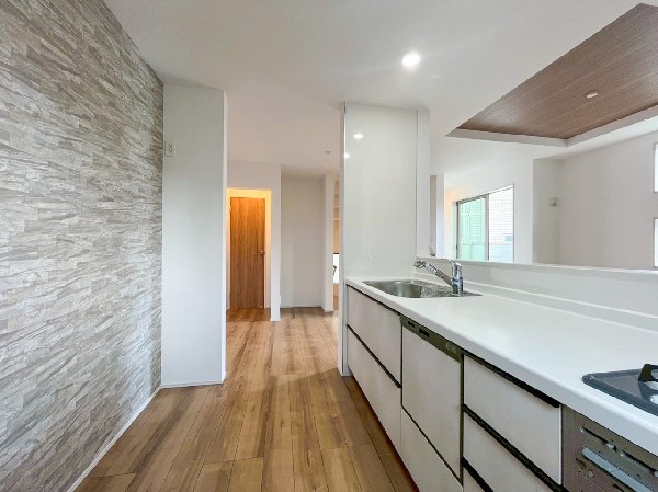 毎日使うキッチンがきれいだとお料理も楽しくなります。収納たっぷりなので調理器具や調味料も出し入れしやすいですね。お子様と一緒にお料理もできます。