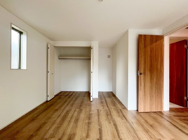 余計な装飾のない6帖洋室は、どんな家具やインテリアにも馴染みます。クローゼットも完備しており、収納力も確保。自分好みの空間を自由にデザインできるのが最大の魅力です。