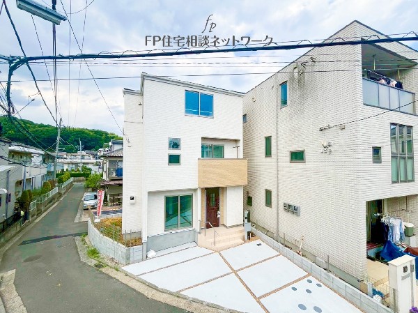 外観:角地による開放感、陽当たり通風良好、車通りの少ない落ち着いた住宅街！