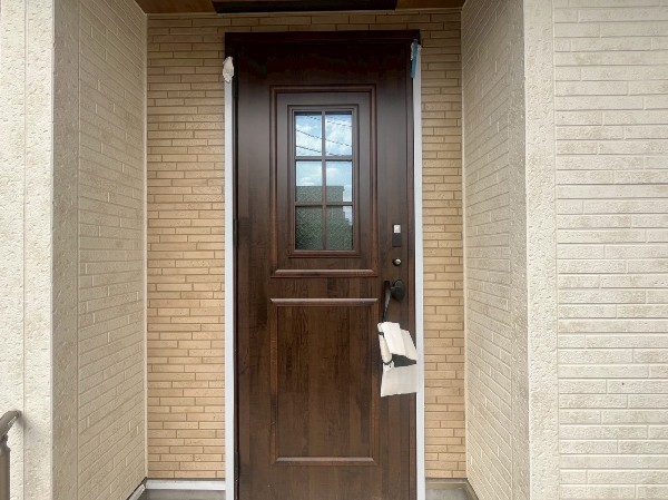 外観:家の顔となる玄関は、格調高いデザイン性が求められます。玄関は、高級感と断熱性、防犯性に優れた玄関ドアを標準装備。