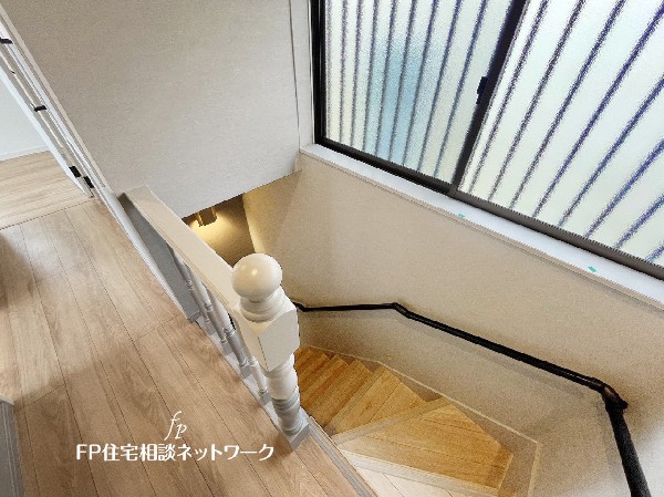 階段部分には自然の光を取り込むことの出来る、窓を配置しており明るい空間！お掃除の際には空気の換気などにも便利です。