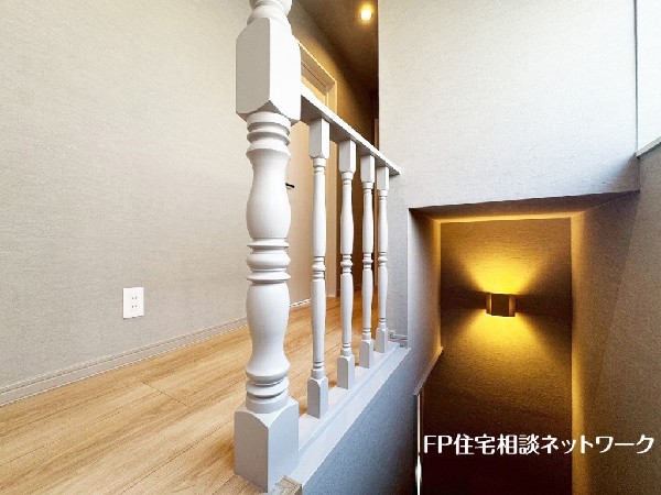 階段部分には自然の光を取り込むことの出来る、窓を配置しており明るい空間！お掃除の際には空気の換気などにも便利です。