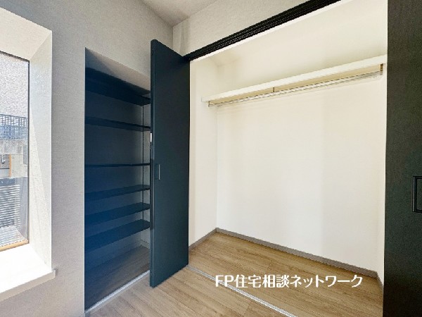 全居室には大型の収納クローゼットを完備。普段使いのお洋服や小物はもちろん、季節物のお洋服などもしっかりと整理整頓出来る。居室空間を隅々まで使えるのが嬉しい。
