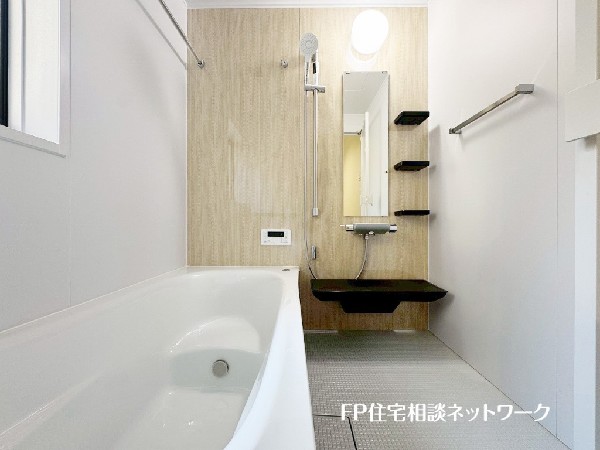 ゆったり入れる一坪バス。足を伸ばして入れるサイズは一日の疲れを癒すのに嬉しい広さ。お子様と一緒の入浴でも充分な広さです。
