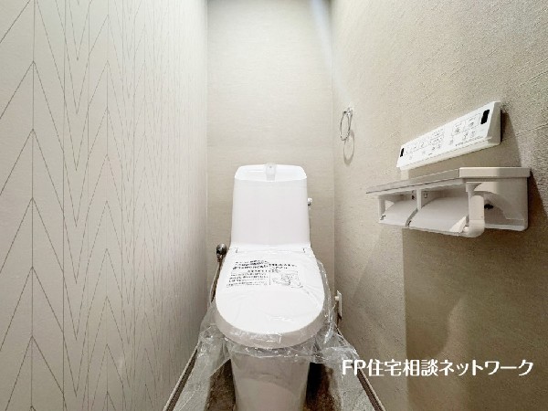 洗浄機能付き便座を標準装備。便座保温機能もあるので寒い季節も安心。トイレ奥のスペースにちょっとした収納を造作することも可能。