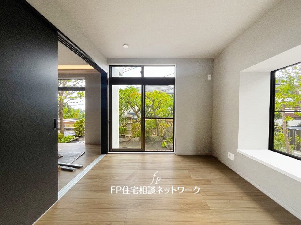 リビングとつづき間を隔てる引き戸を開放すれば、22帖の大空間に。急な来客やご家族構成によってシーンで使い分けられる便利な空間です。