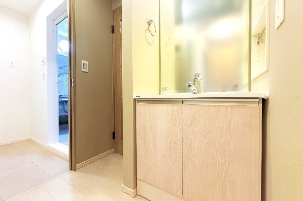 ゆとりの洗面スペースで朝の身支度も快適スムーズに。鏡の裏にはたっぷりと収納スペースを標準装備！