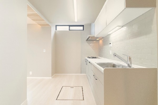 スライド収納付きのシステムキッチン。パスタ鍋や圧力鍋、フライパンなどもおしまい頂け、出し入れもスムーズ。