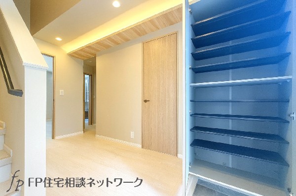 散らかりがちな玄関もスッキリと保てる玄関収納は、家の中に入る時一番最初に目に付く場所だからこだわりたいですよね！