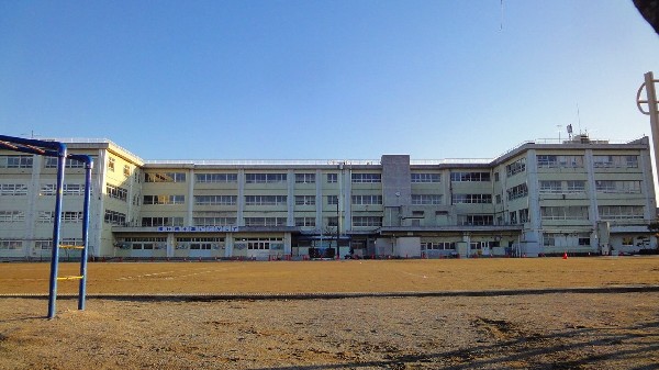 周辺環境:南生田小学校(平成28年に、創立40周年を迎えました。本校では、「心豊かで自らよく学び、たくましく活躍できる子どもの育成」を目指しています。)