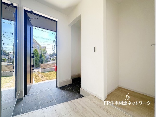 大容量のシューズクローゼットが嬉しい住まい。ご家族全員の靴はもちろん、お子様のおもちゃやベビーカー、ゴルフバックなどスッキリまとめて収納できます。