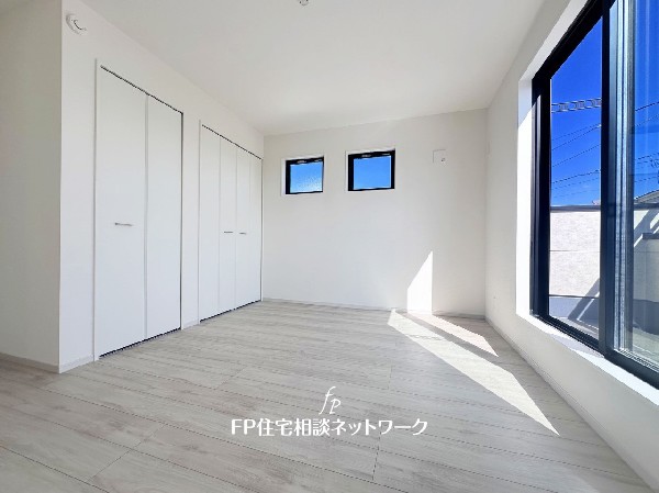 収納力が豊富な大型クローゼット。普段着やスーツはもちろんのこと、コート類などもしっかり掛けられます。奥行きもあり、部屋がスッキリしますね。