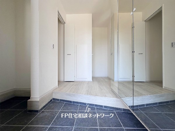 玄関ホールがスッキリ広々としていると帰る時も出ていく時も気持ちが良い。来客を出迎える玄関が綺麗ならその家の印象が良くなる。