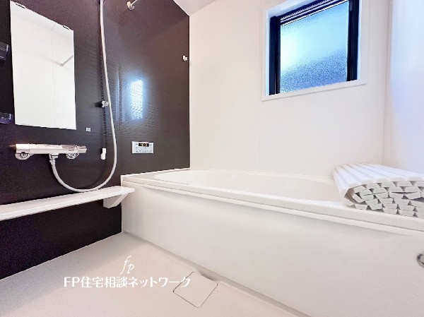 ゆったり入れる一坪バス。足を伸ばして入れるサイズは一日の疲れを癒すのに嬉しい広さ。お子様と一緒の入浴でも充分な広さです。