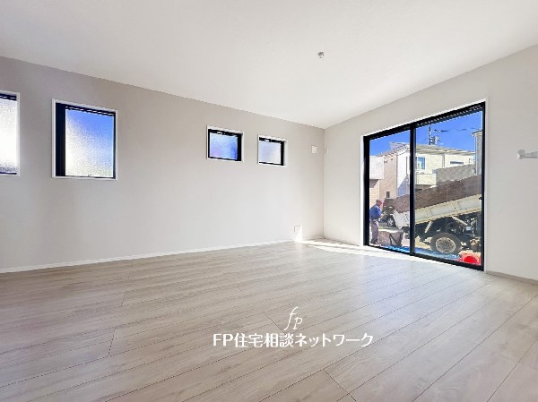 大きな窓で日差しを長時間受ける事が出来る暖かいお部屋です。もちろんペアガラスで、遮音性にも優れ、結露も発生しにくい構造。