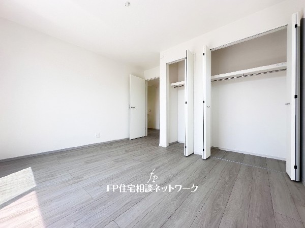 全居室には大型の収納クローゼットを完備。普段使いのお洋服や小物はもちろん、季節物のお洋服などもしっかりと整理整頓出来る。居室空間を隅々まで使えるのが嬉しい。