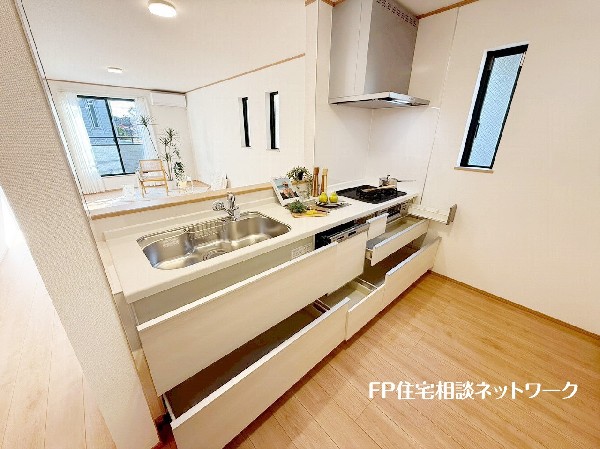 スライド収納付きのシステムキッチン。料理器具なども収納できて出し入れもスムーズ。収納量もたっぷりなので料理器具やストック調味料なども入れられる。