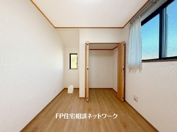 収納力が豊富な大型クローゼット。普段着やスーツはもちろんのこと、コート類などもしっかり掛けられます。奥行きもあり、部屋がスッキリしますね。